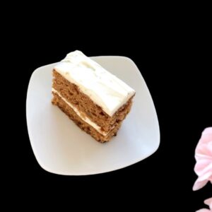 en bit äppelkaka med halva sockret på ett fat