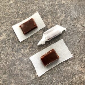 Sockerfri chokladkola med kakaokross