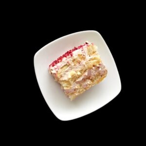 En bit Sockerfri jordgubbstiramisu på ett fat