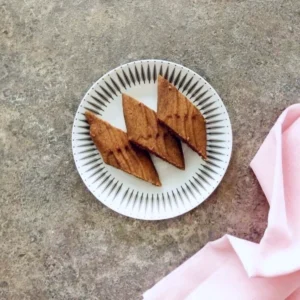 Sockerfria lakritssnittar på ett fat