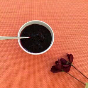 Sockerfri svarta vinbärssylt med päron