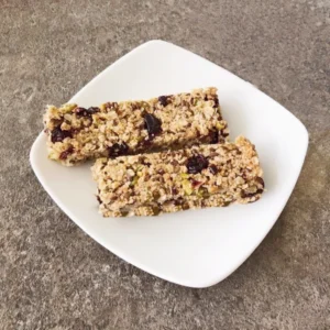 Två sockerfria muslibars på ett fat