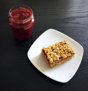 Sockerfri hallonpaj med jordnötscrunch